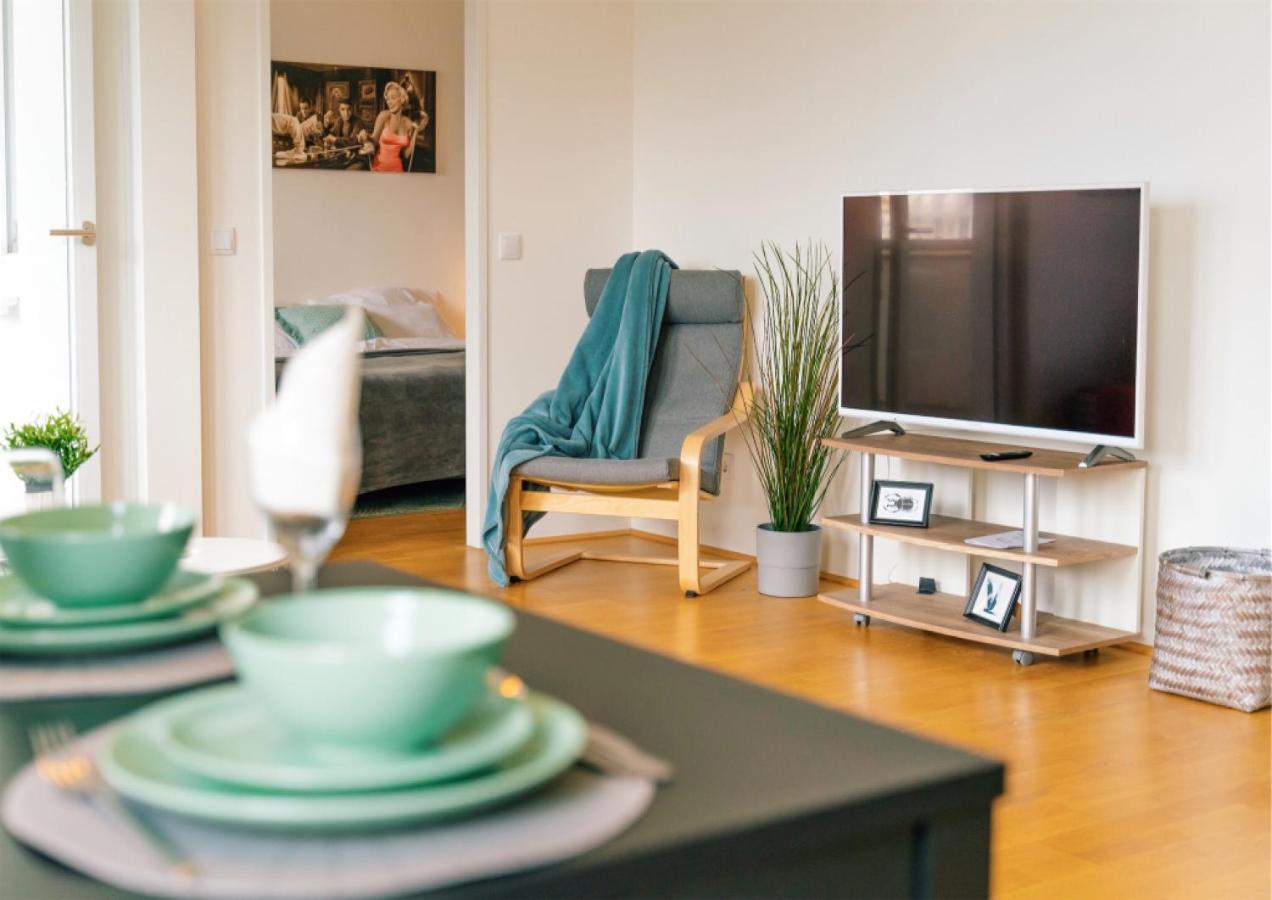 Balcony Apartment, 1 Min To Metro, Perfect For Long Stay Вена Экстерьер фото